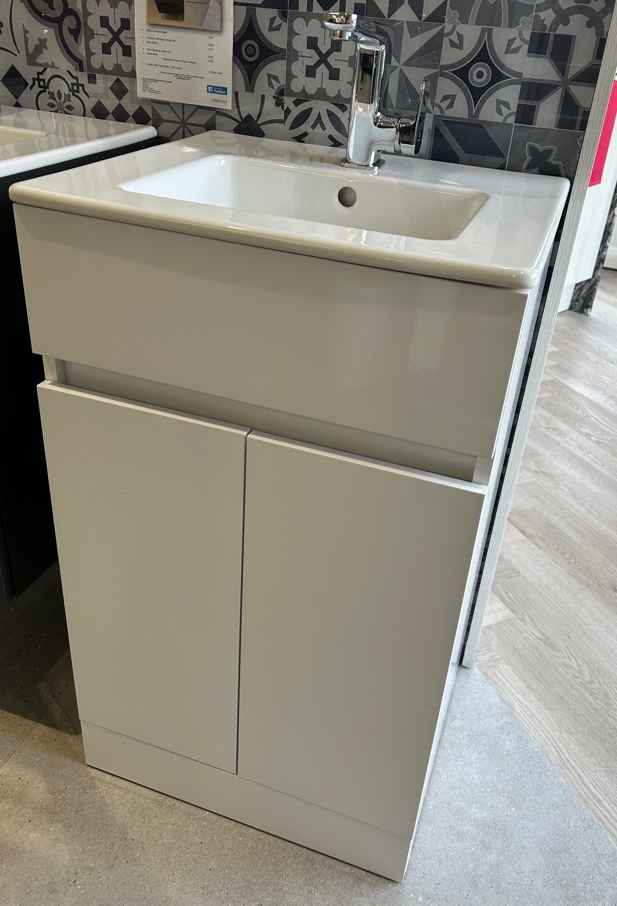 Eurovit floorstanding